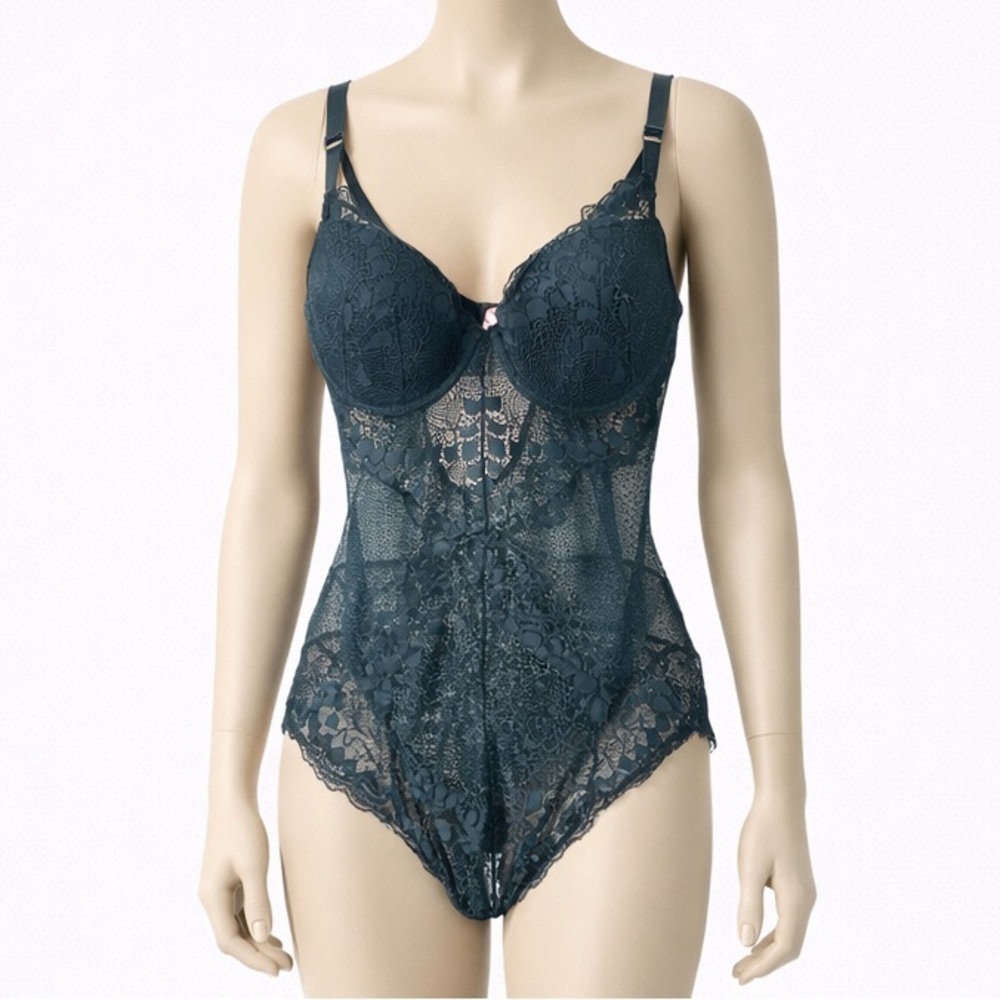 La Vie en Rose Lace Bodysuit – Elegant & Feminine Sz M